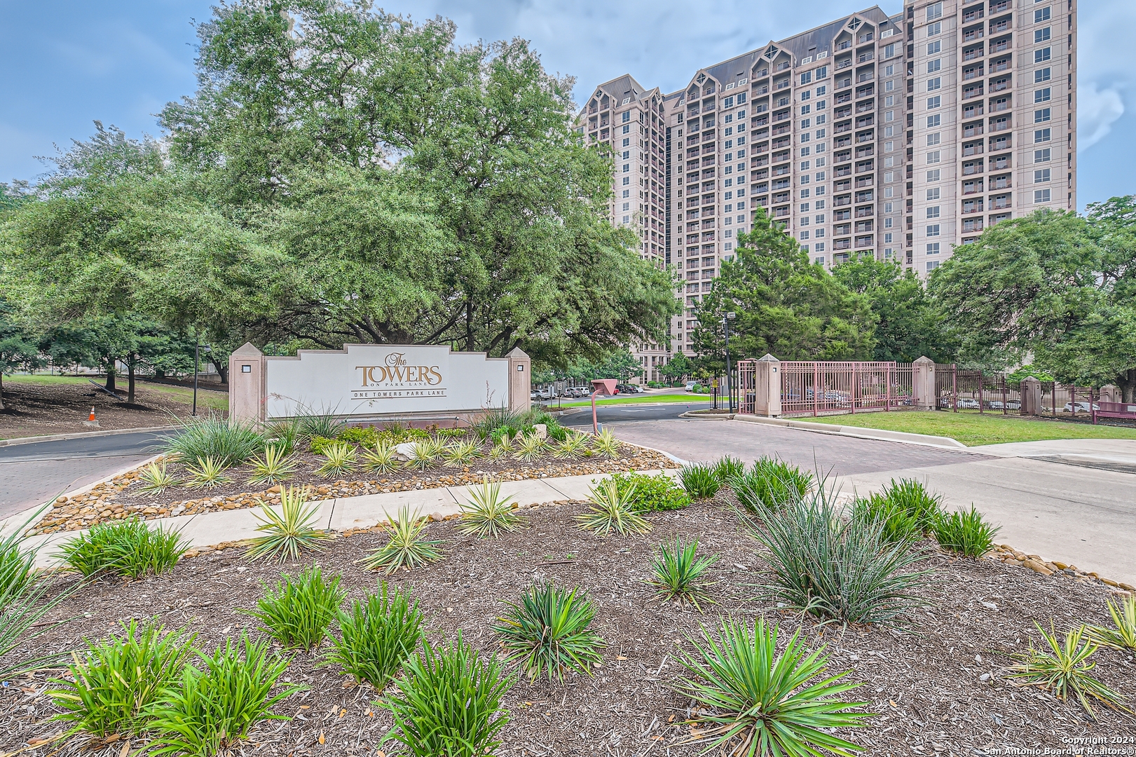1 TOWERS PARK LN 504