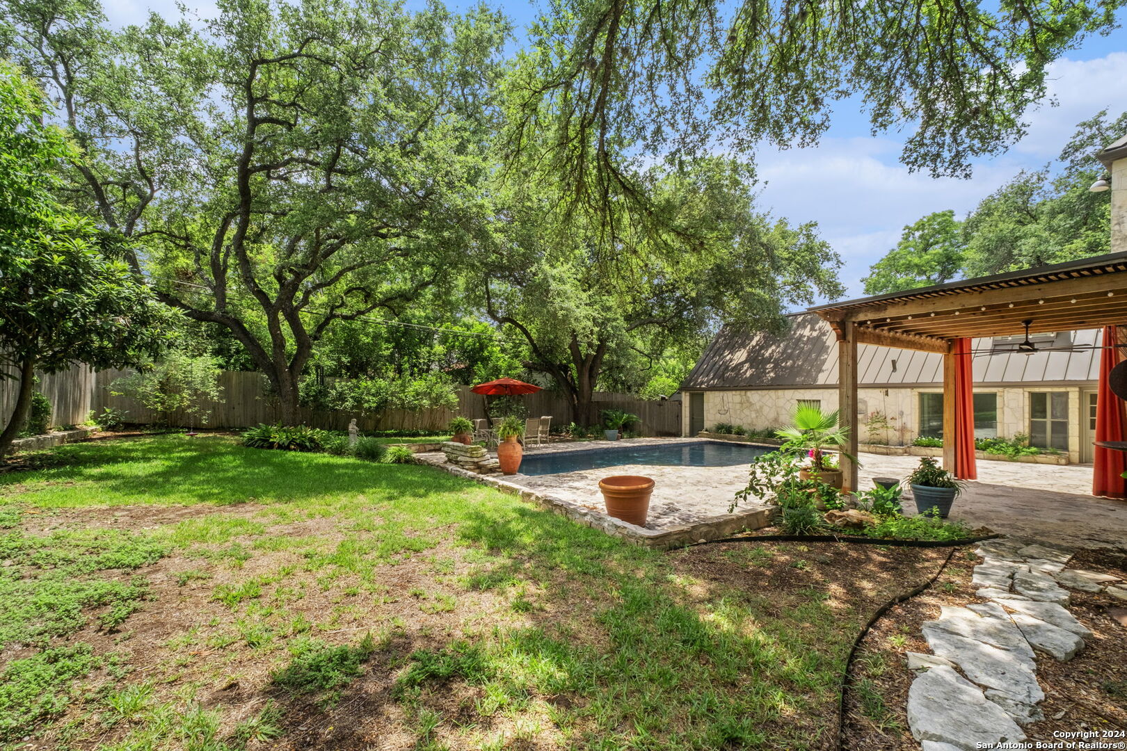 202 E HERMOSA DR