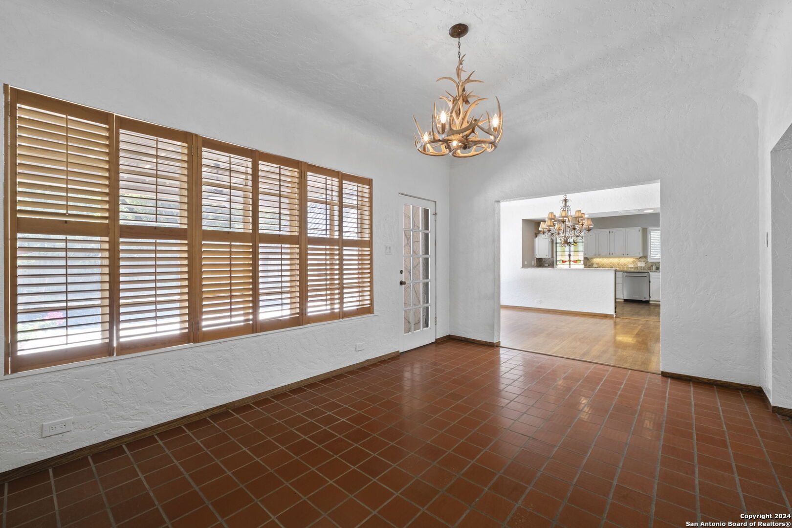 202 E HERMOSA DR