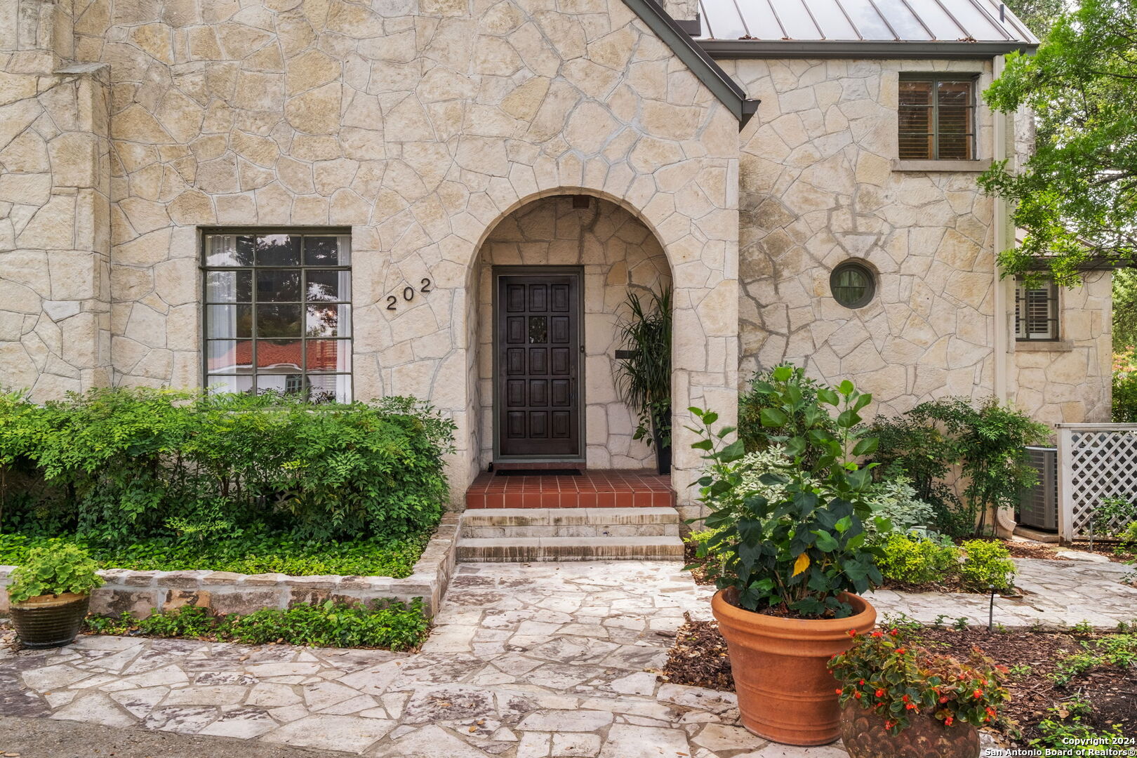 202 E HERMOSA DR