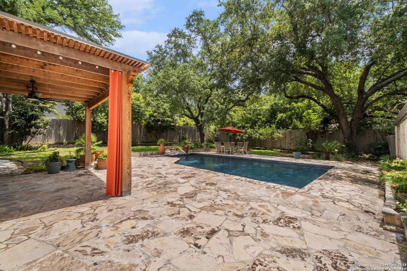 202 E HERMOSA DR