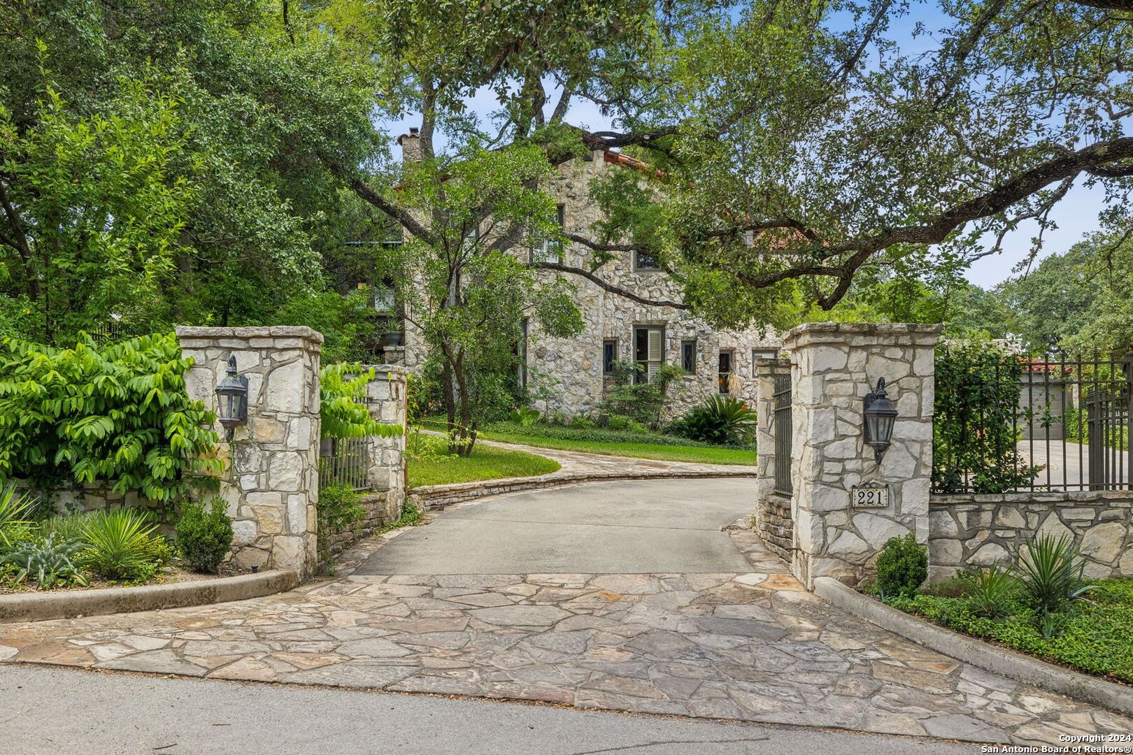 221 Devine Rd