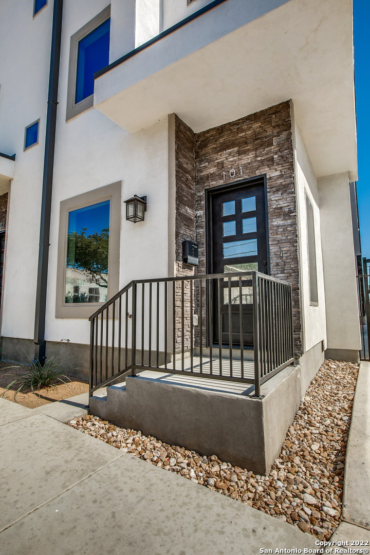 1817 N Saint Marys St 101
