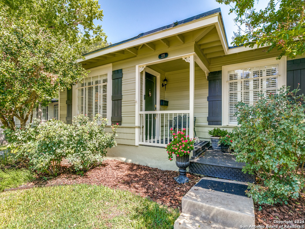 225 LYMAN DR