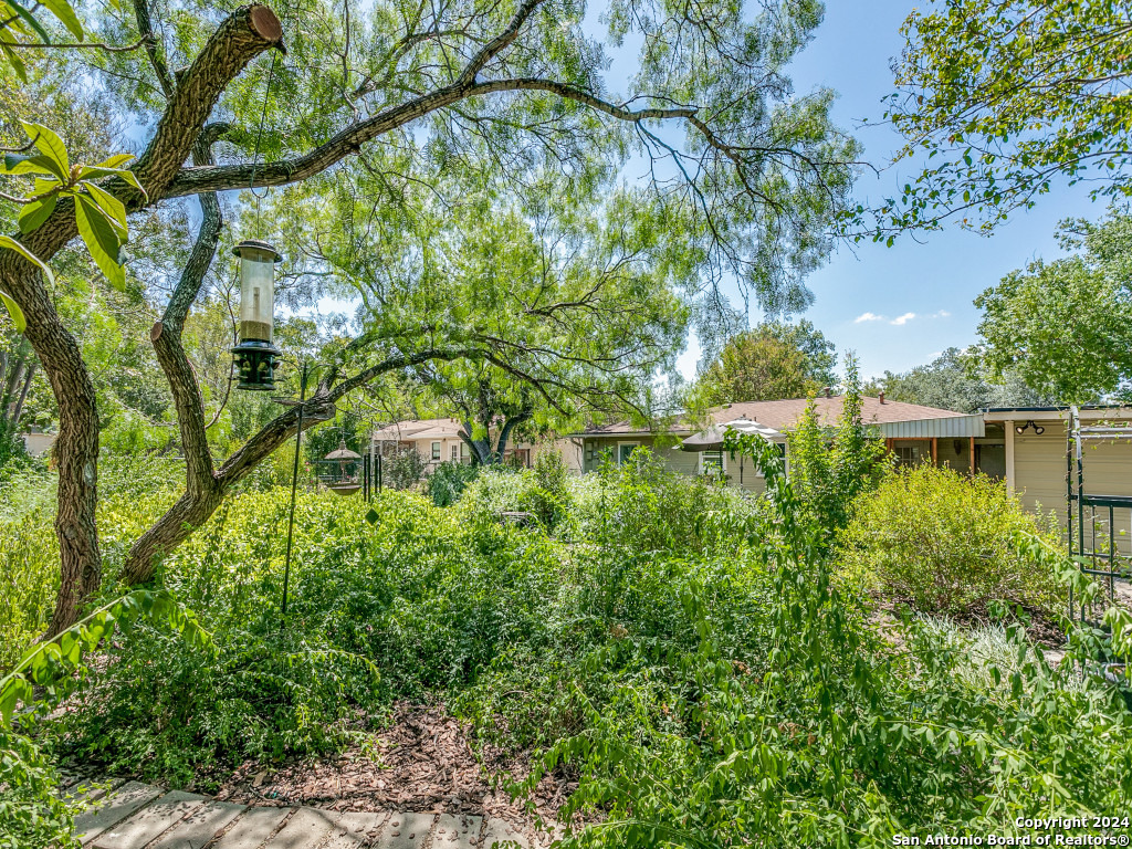 225 LYMAN DR