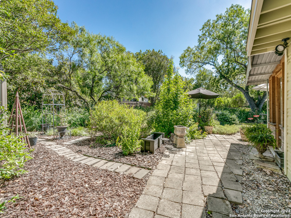 225 LYMAN DR