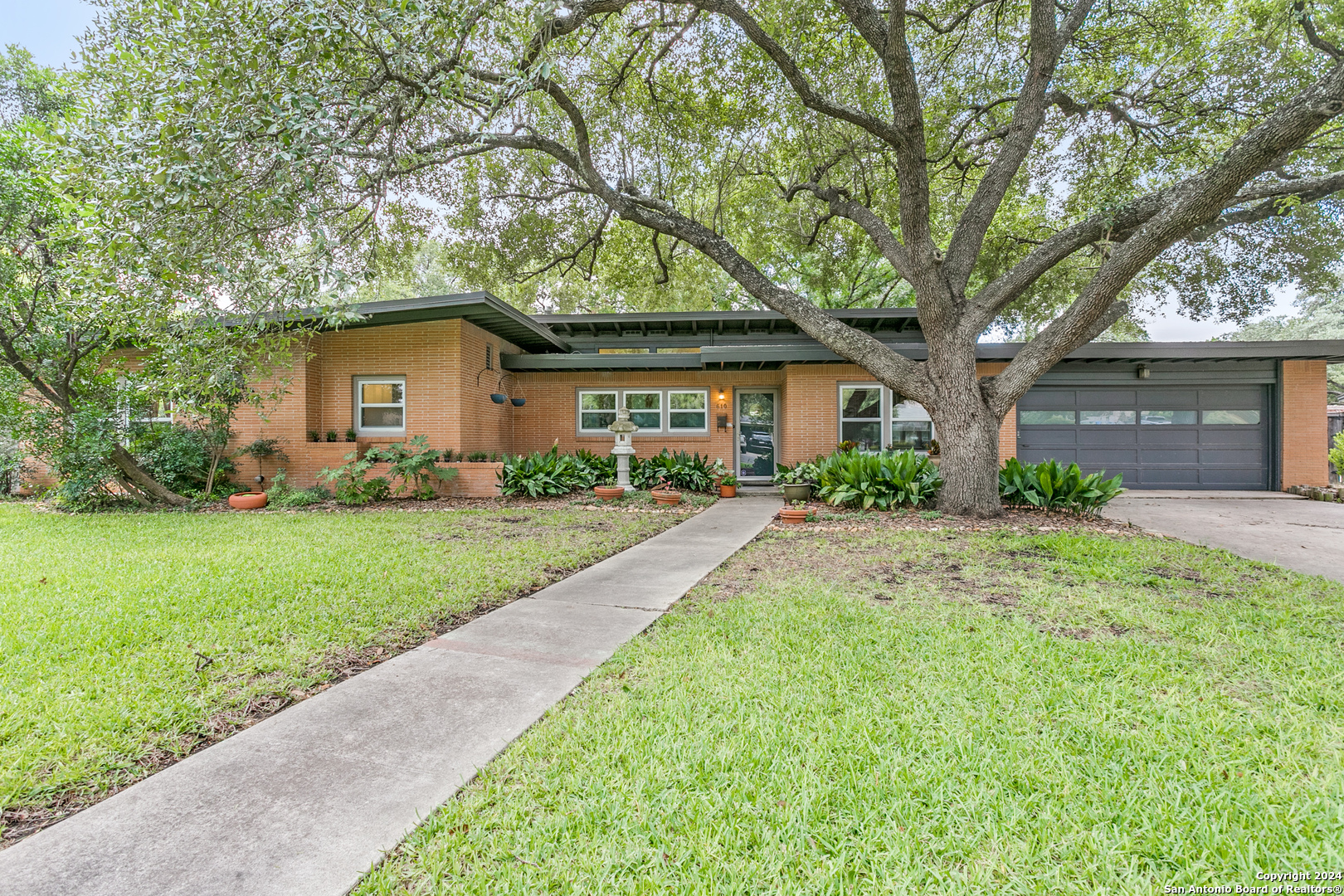 610 CAVE LN