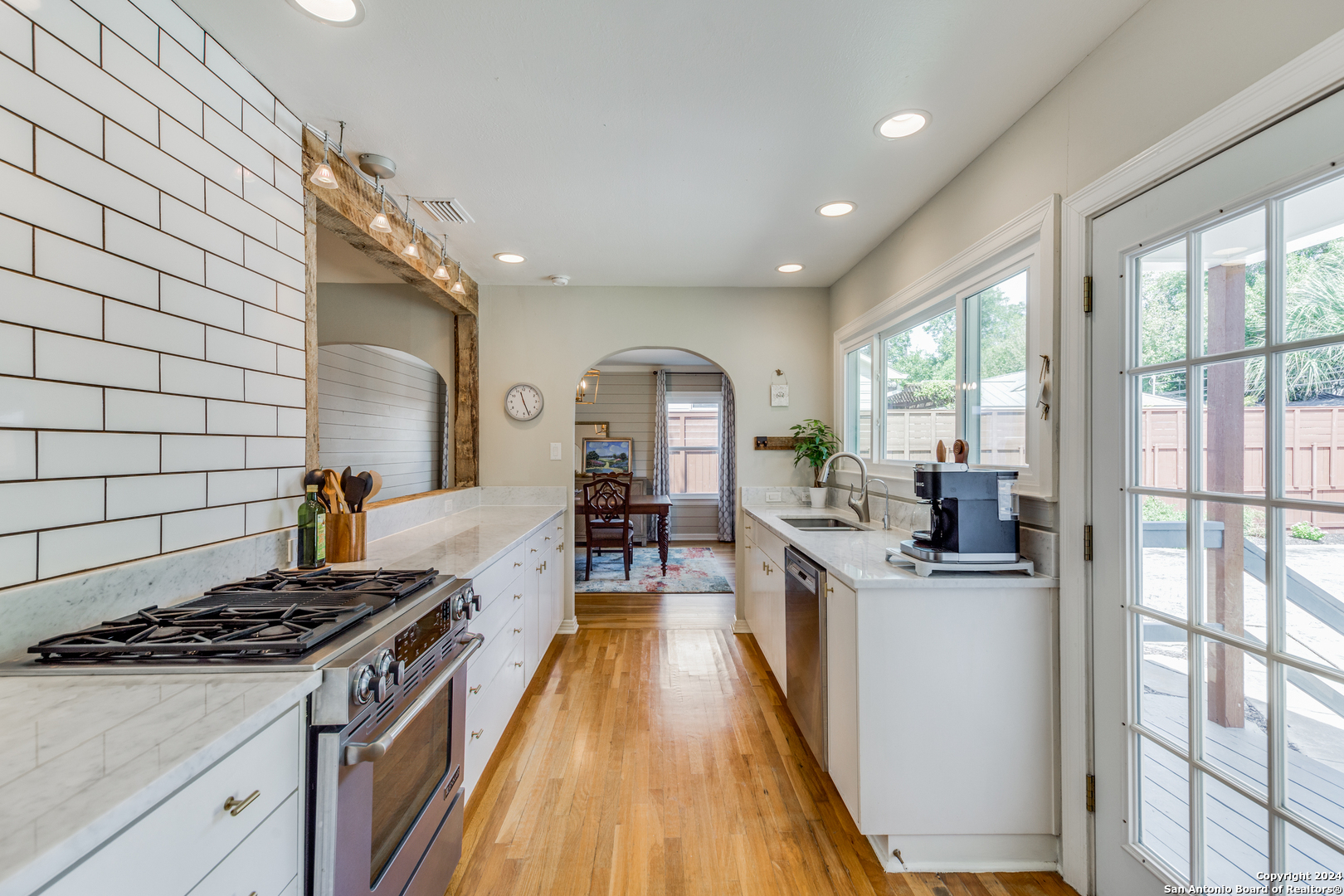 141 E EDGEWOOD PL