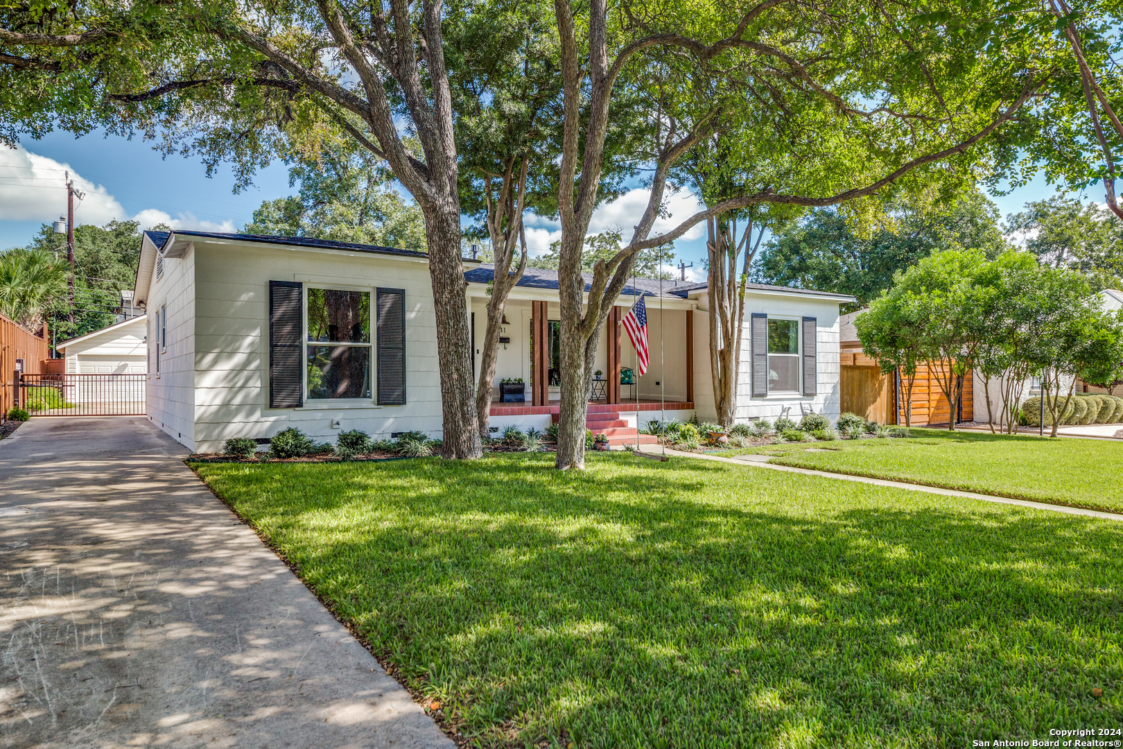 141 E EDGEWOOD PL