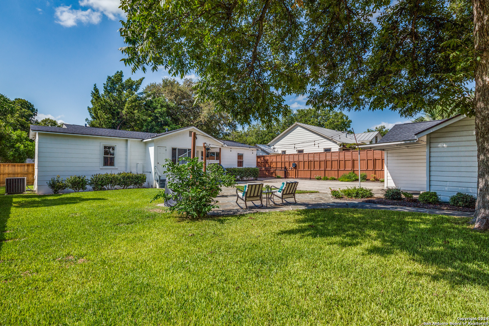 141 E EDGEWOOD PL