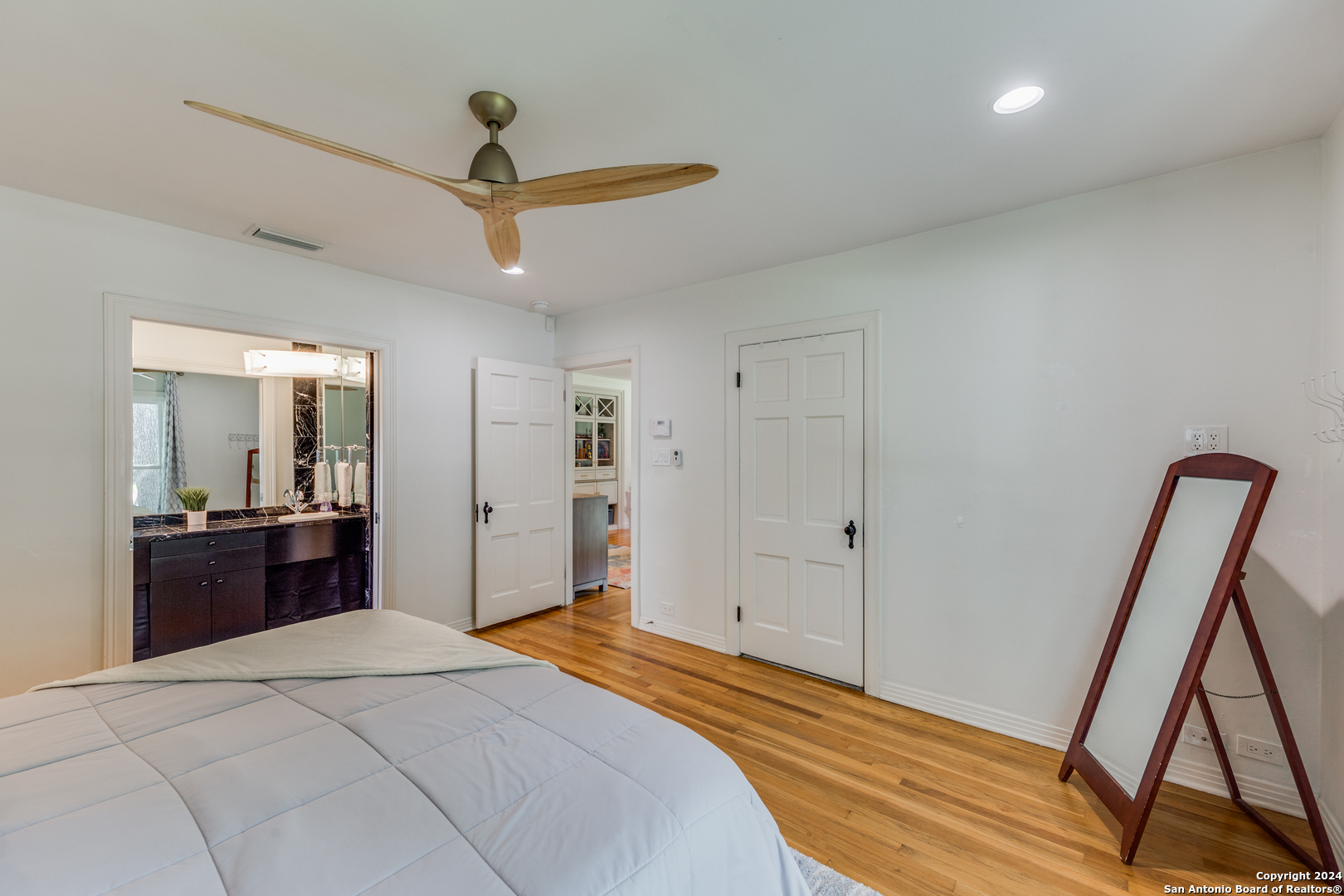 141 E EDGEWOOD PL