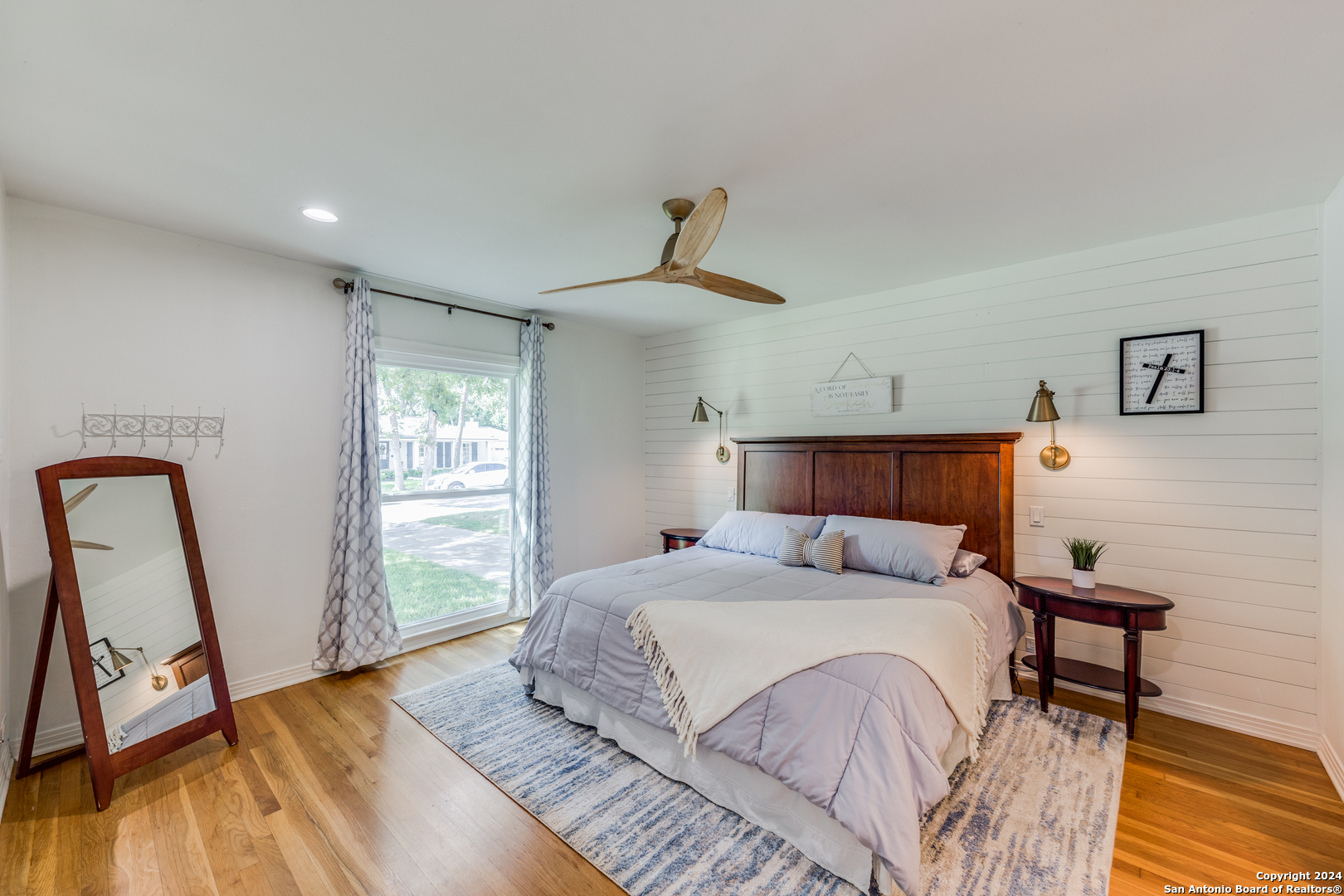 141 E EDGEWOOD PL