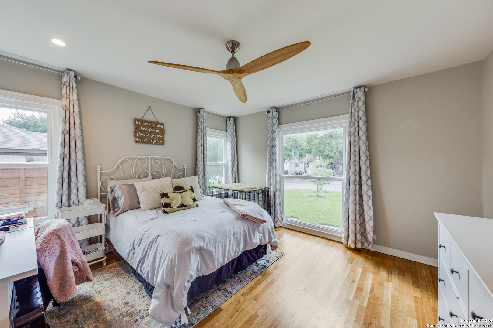141 E EDGEWOOD PL