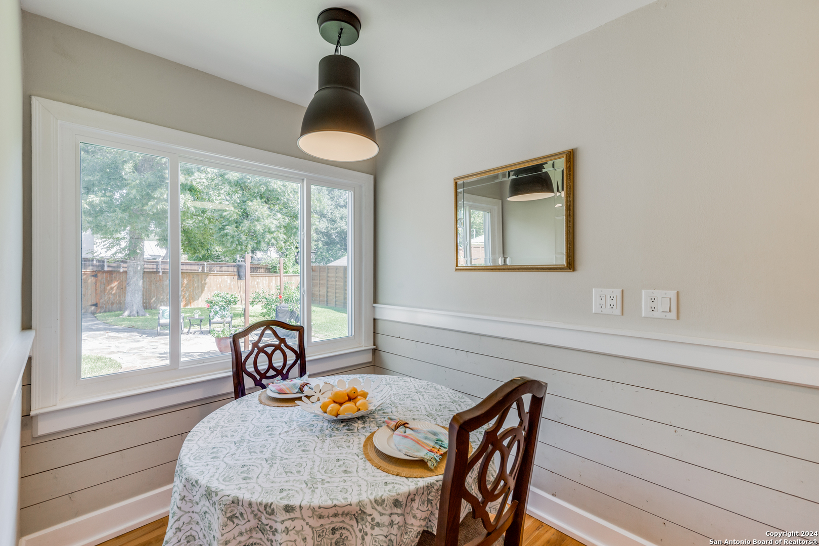141 E EDGEWOOD PL