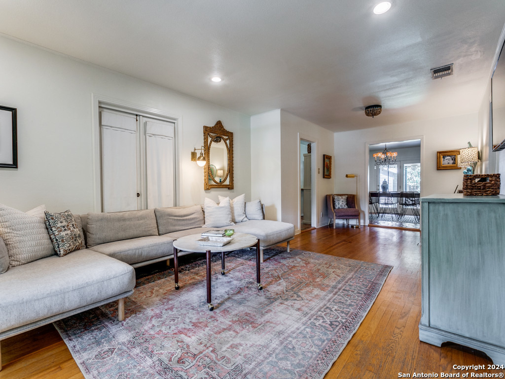 211 BREES BLVD