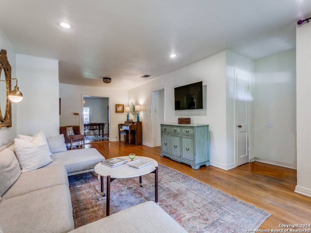 211 BREES BLVD