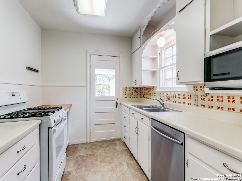216 MONTCLAIR ST