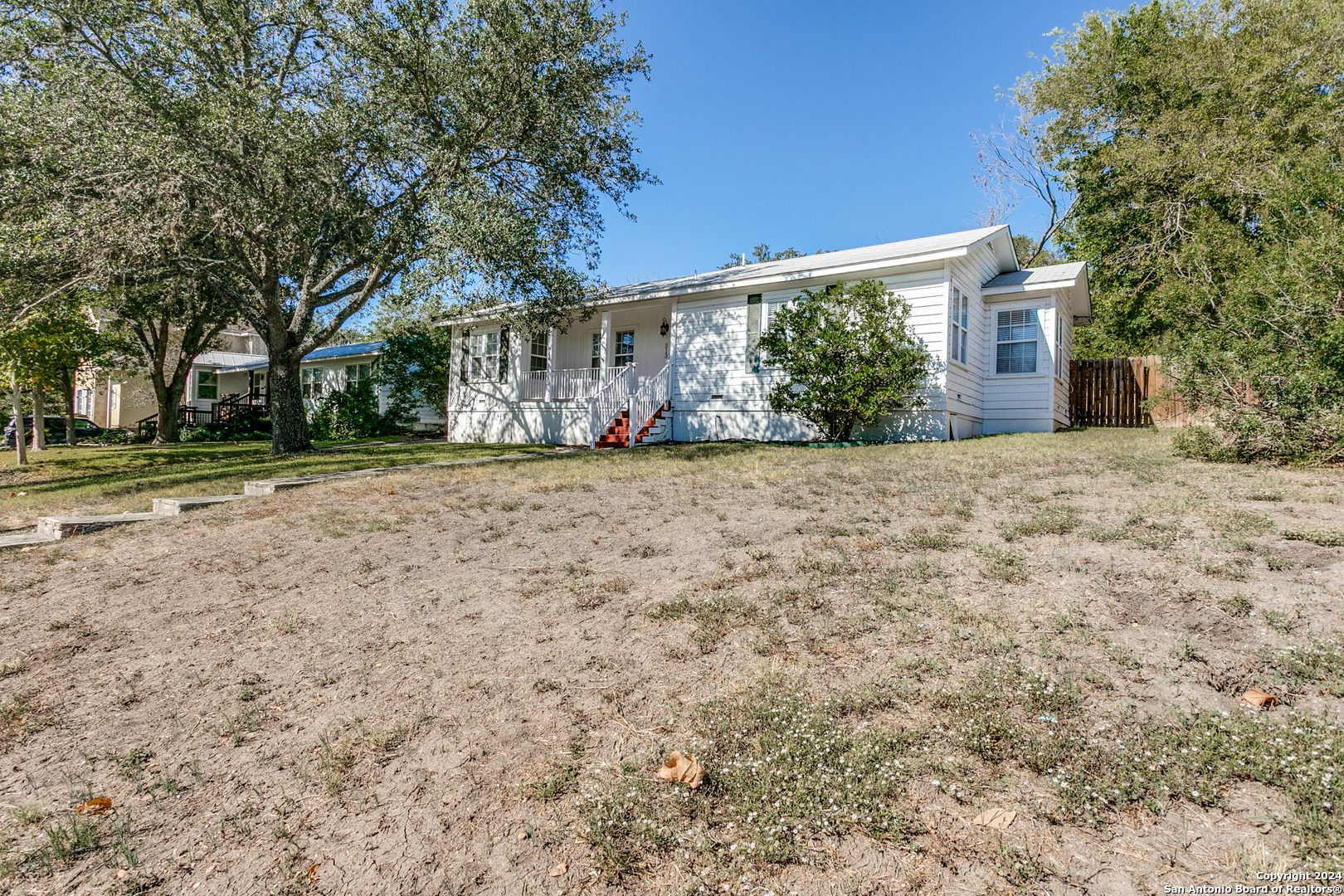 313 LILAC LN