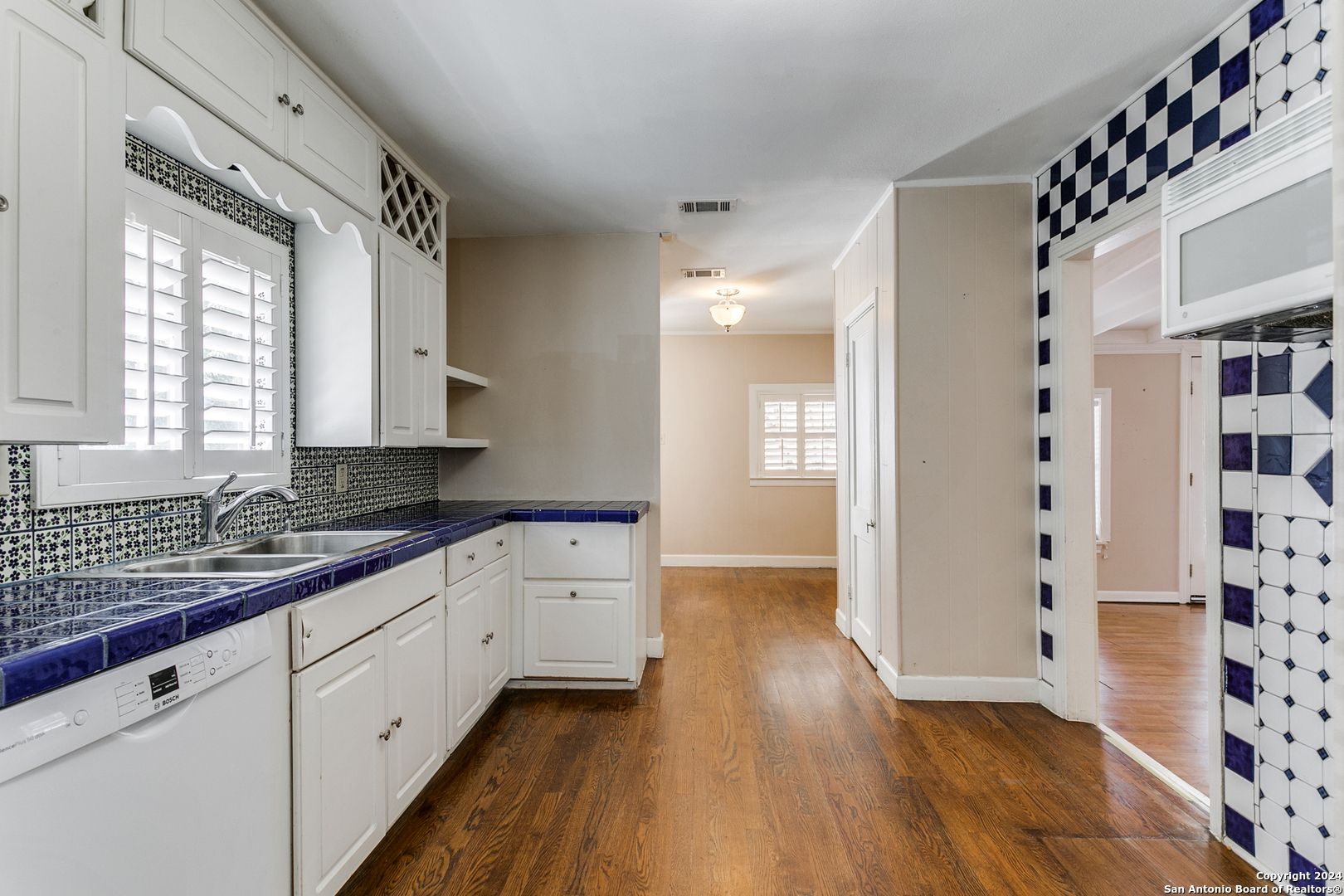 313 LILAC LN