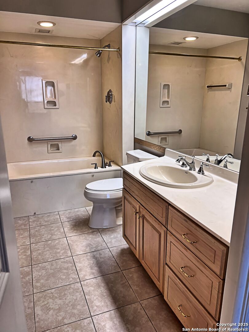 1 TOWERS PARK LN 901