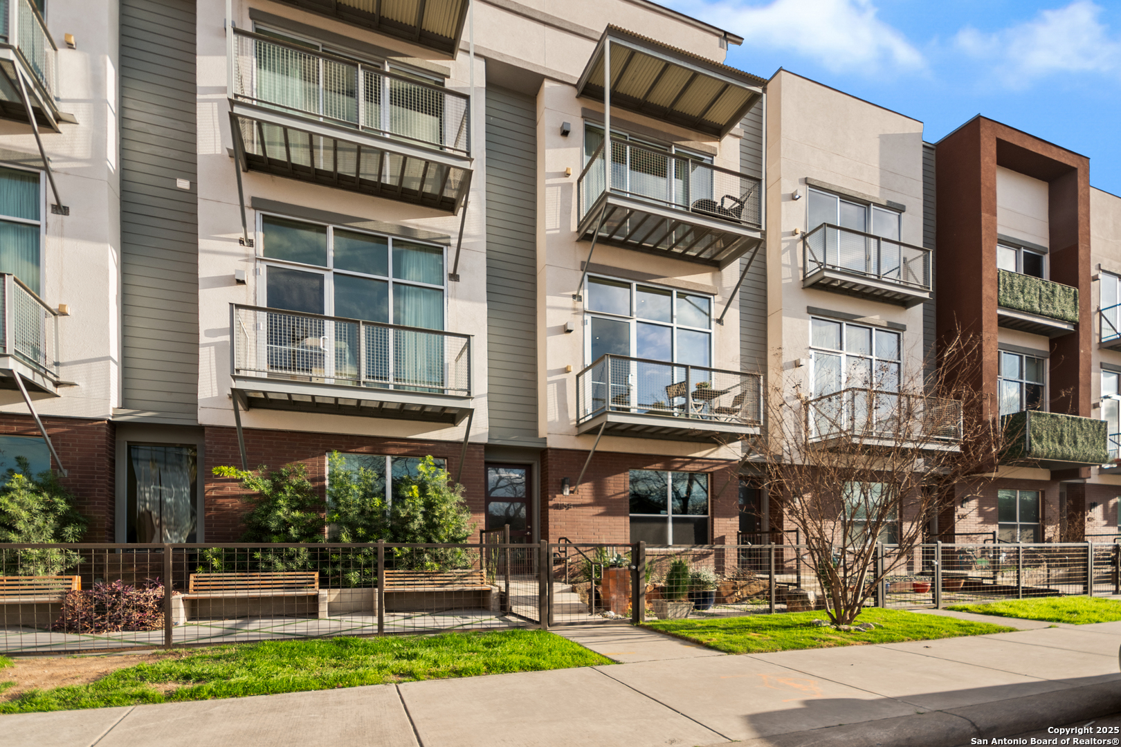 1134 E QUINCY