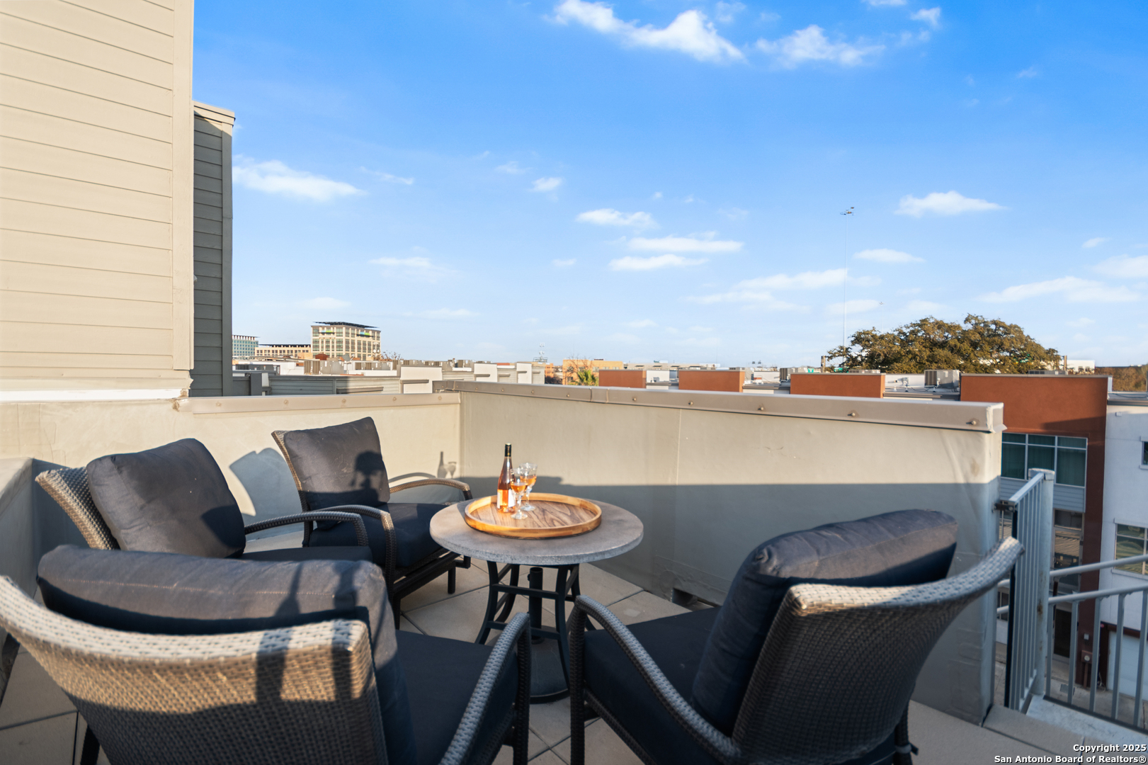 1134 E QUINCY