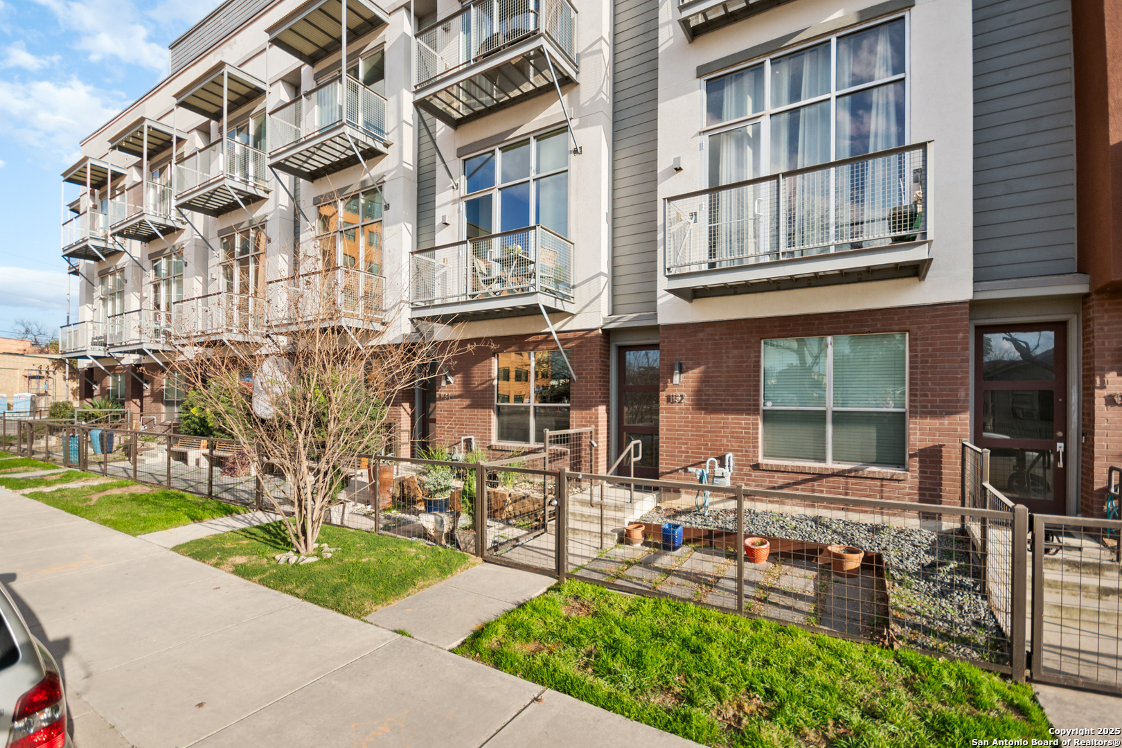 1134 E QUINCY