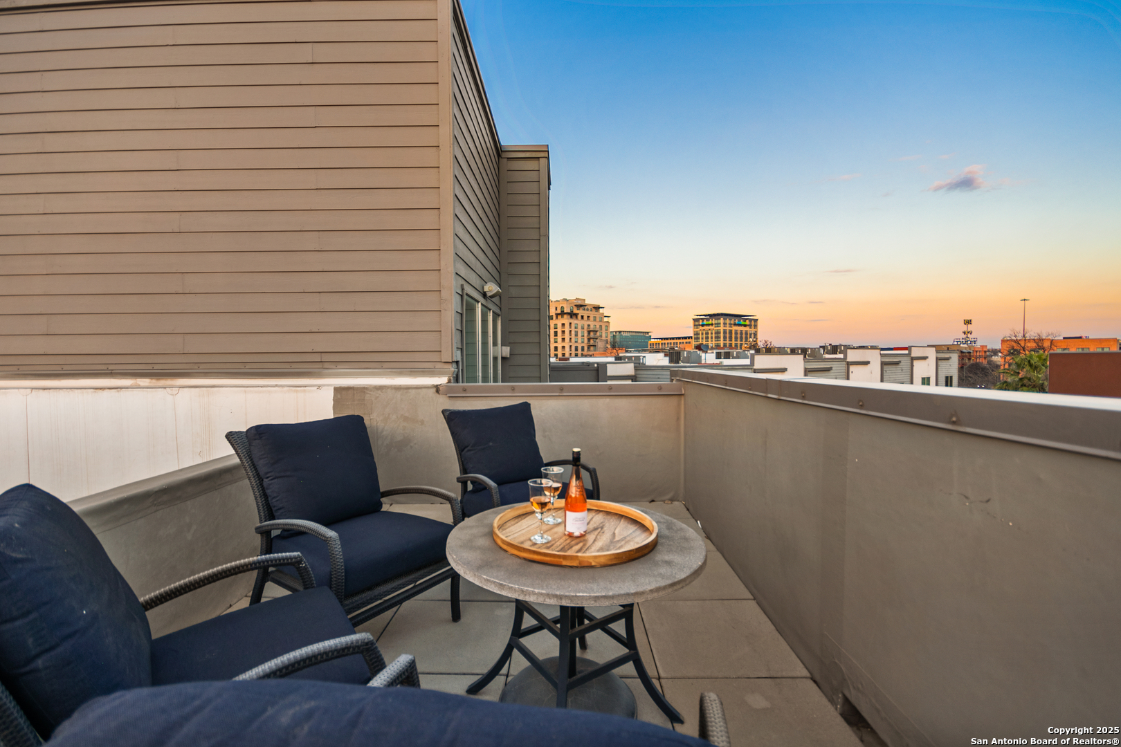 1134 E QUINCY