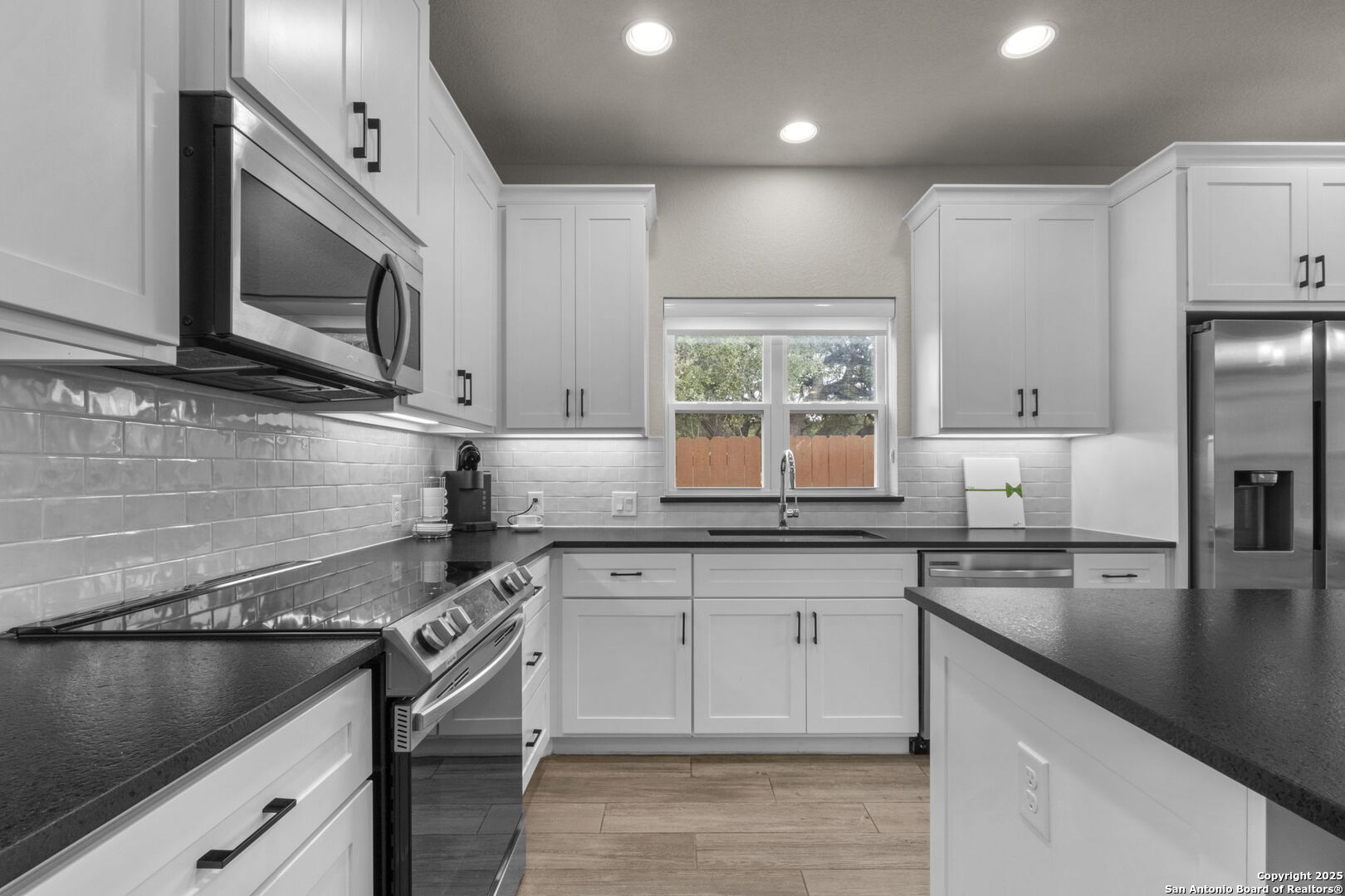 1680 LAKEVIEW DR