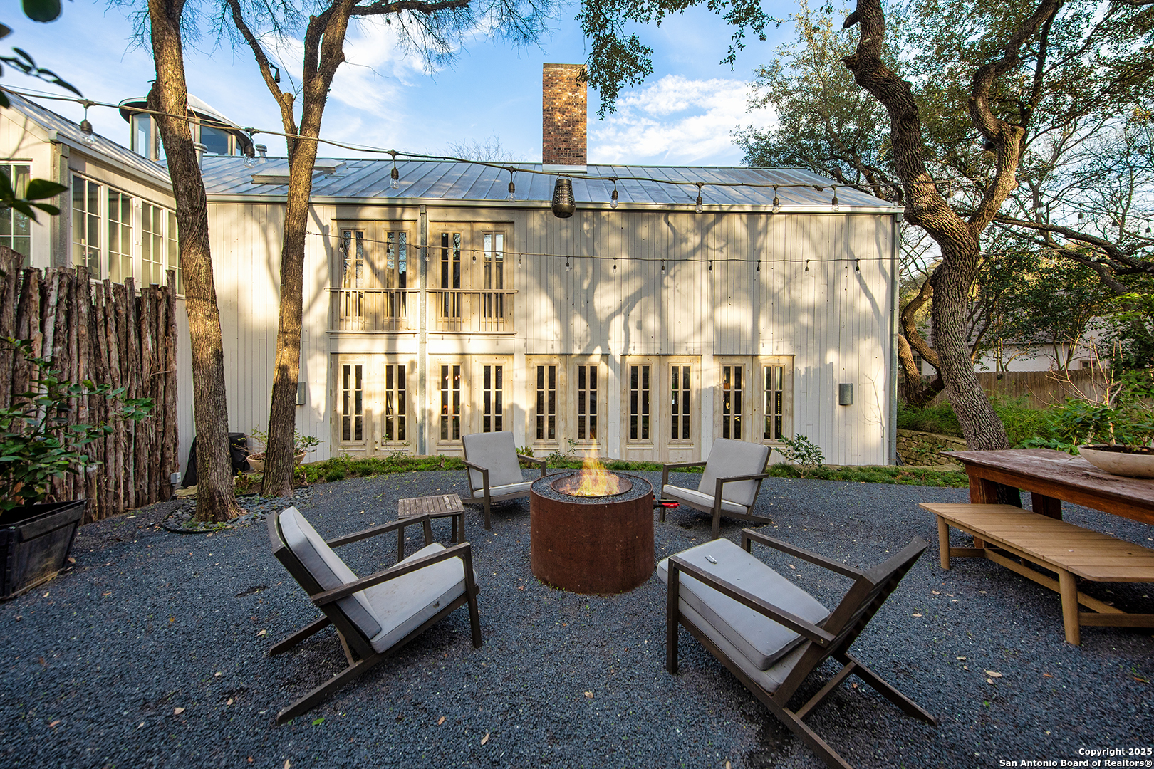 200 COUNTRY LANE DR