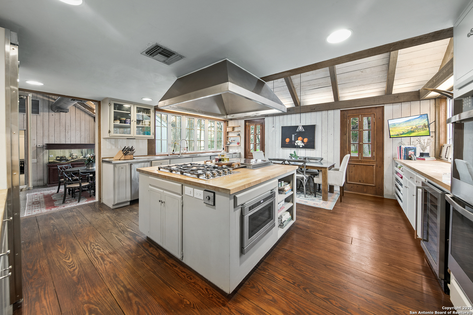 200 COUNTRY LANE DR