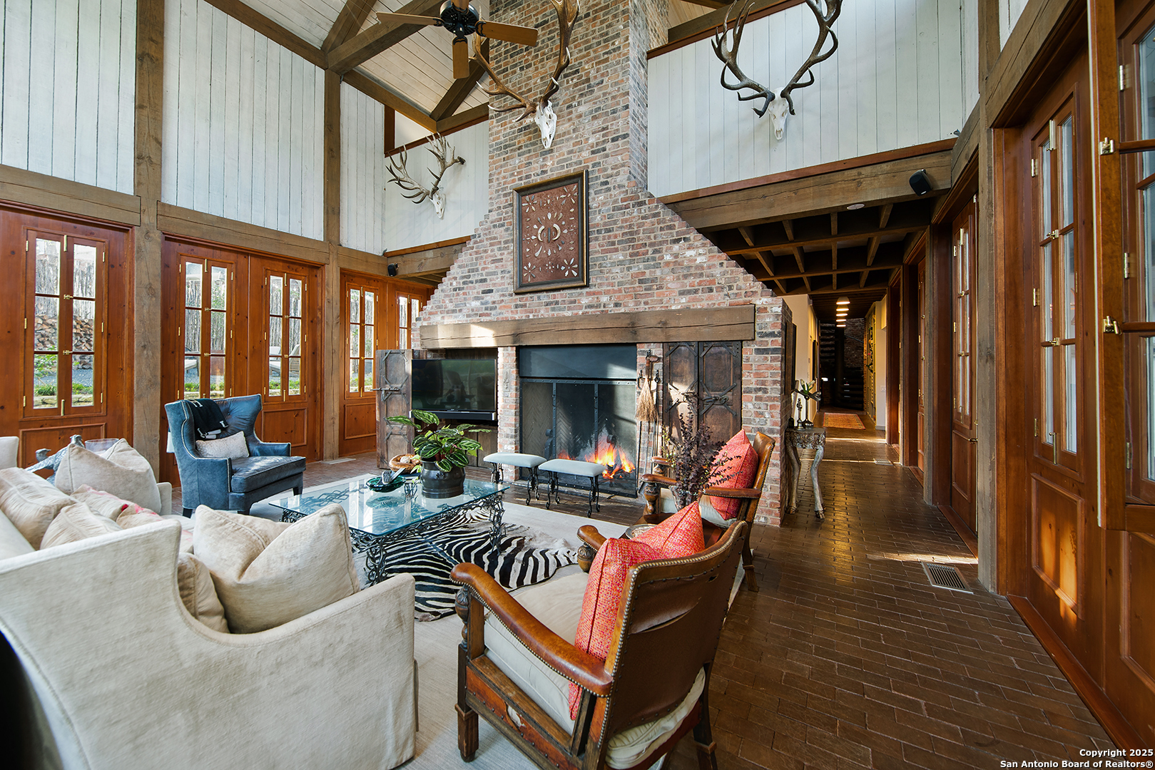 200 COUNTRY LANE DR