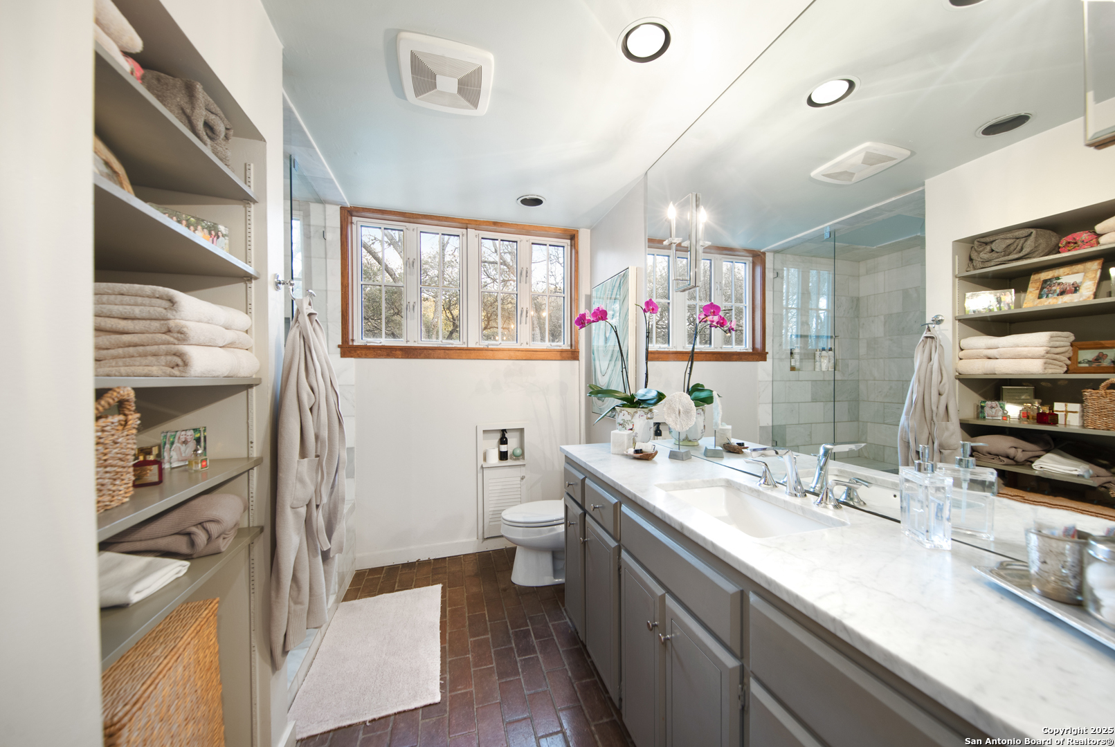 200 COUNTRY LANE DR