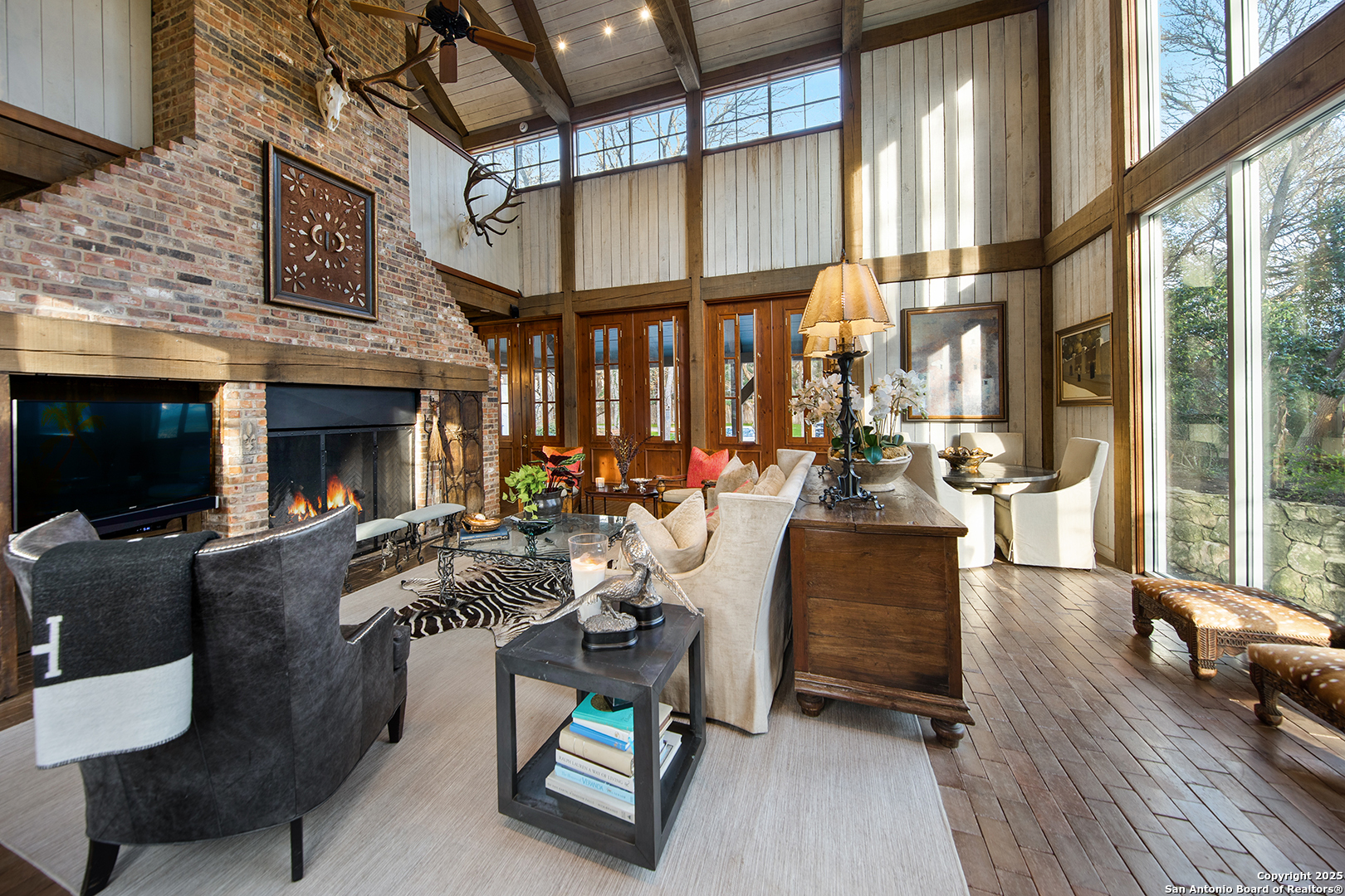 200 COUNTRY LANE DR