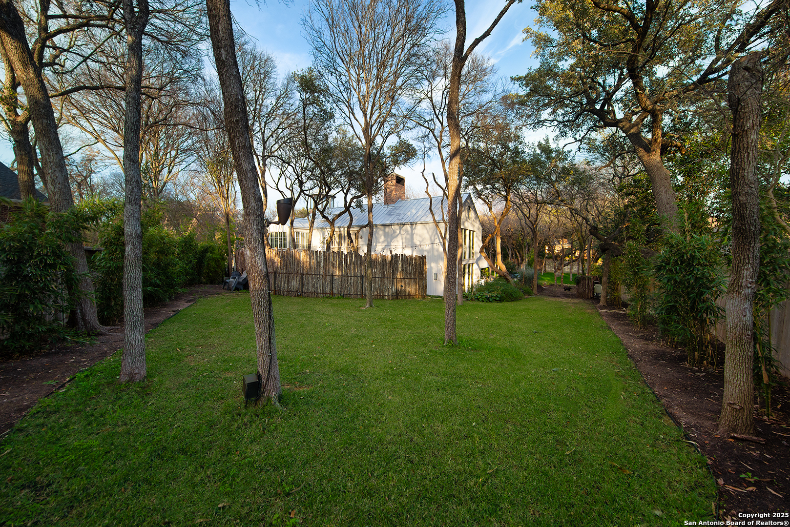200 COUNTRY LANE DR