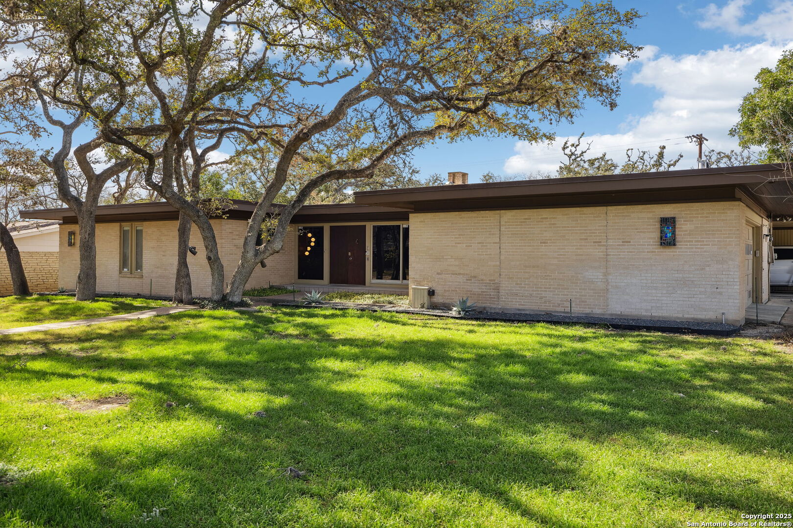 225 CAROLWOOD DR