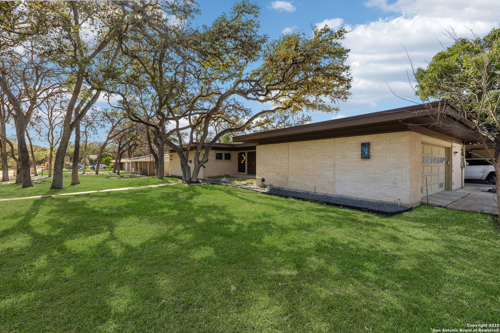 225 CAROLWOOD DR
