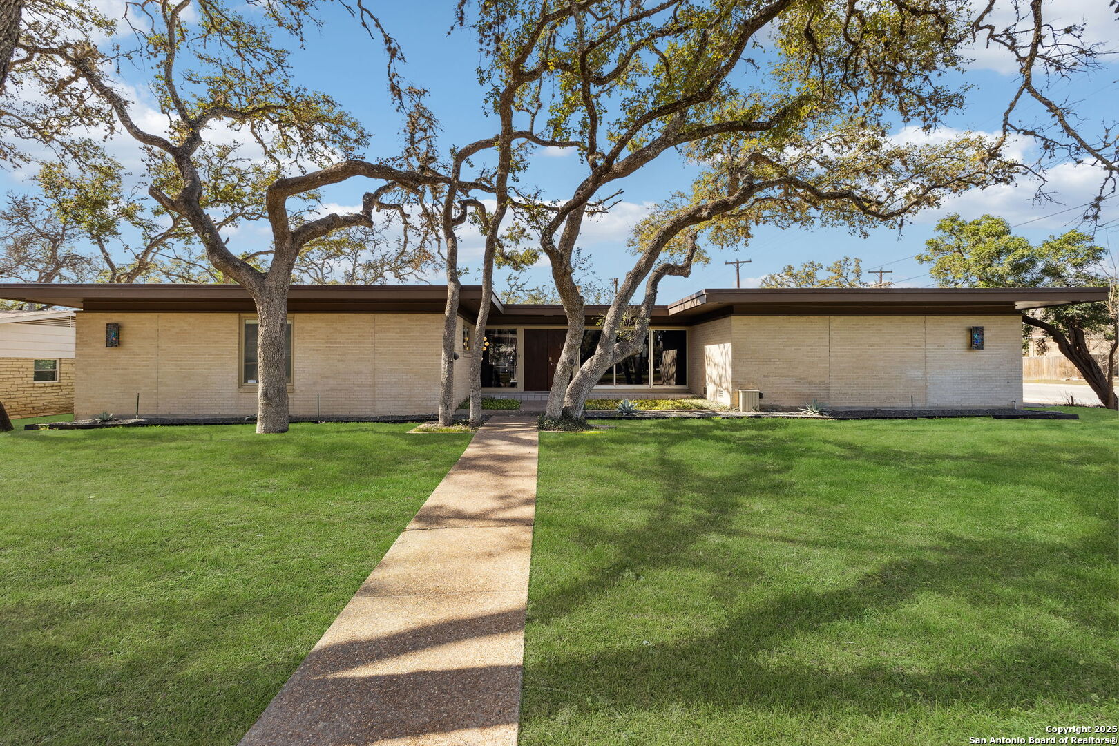 225 CAROLWOOD DR