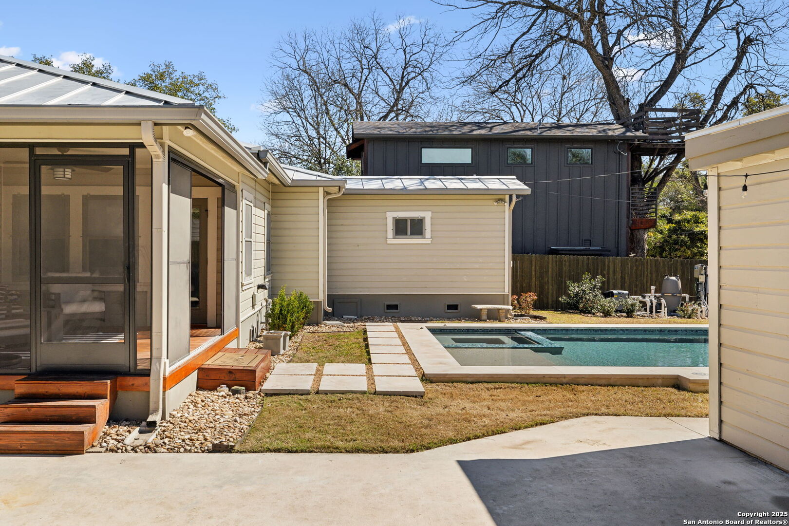 260 E Edgewood
