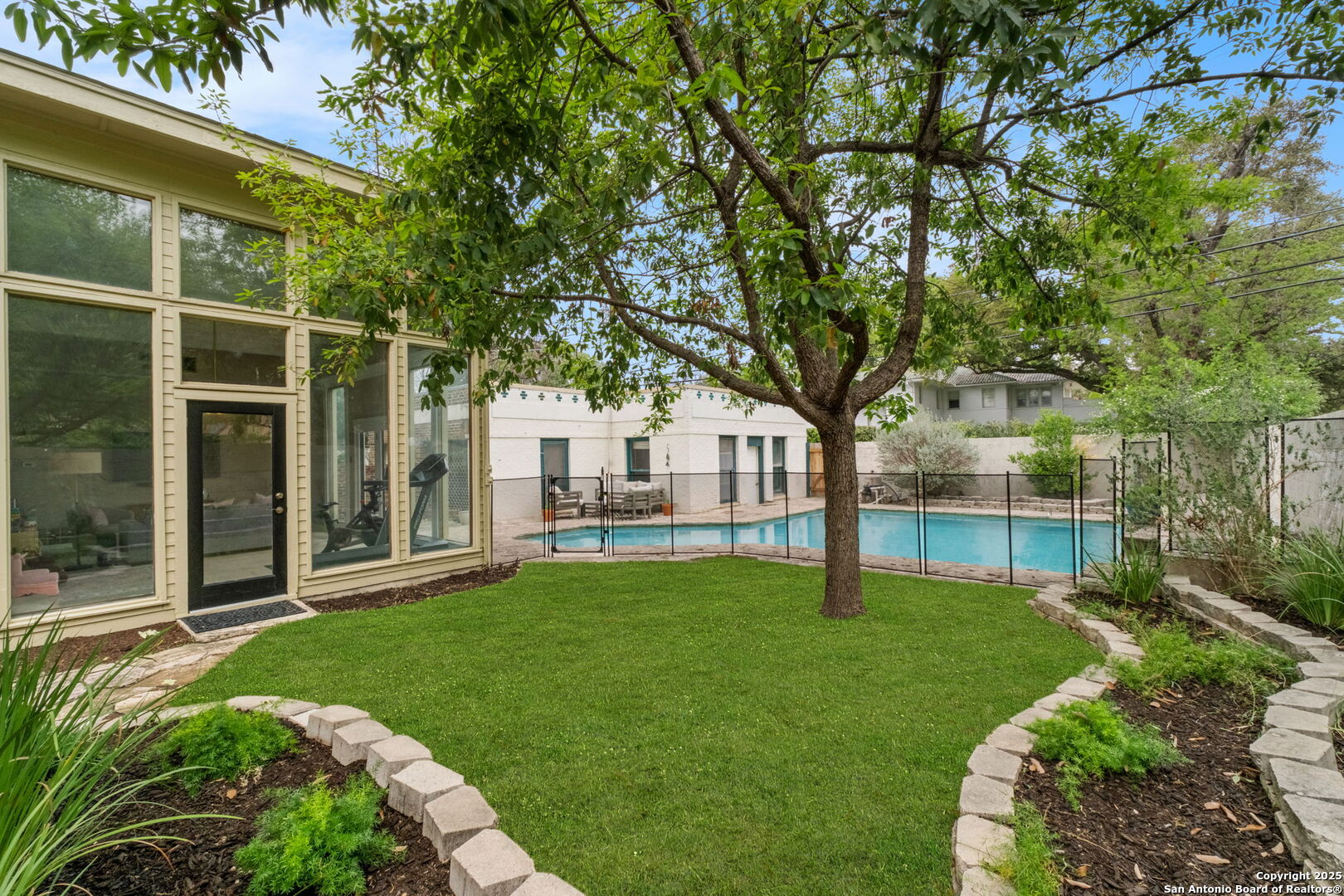 1301 BELKNAP PL