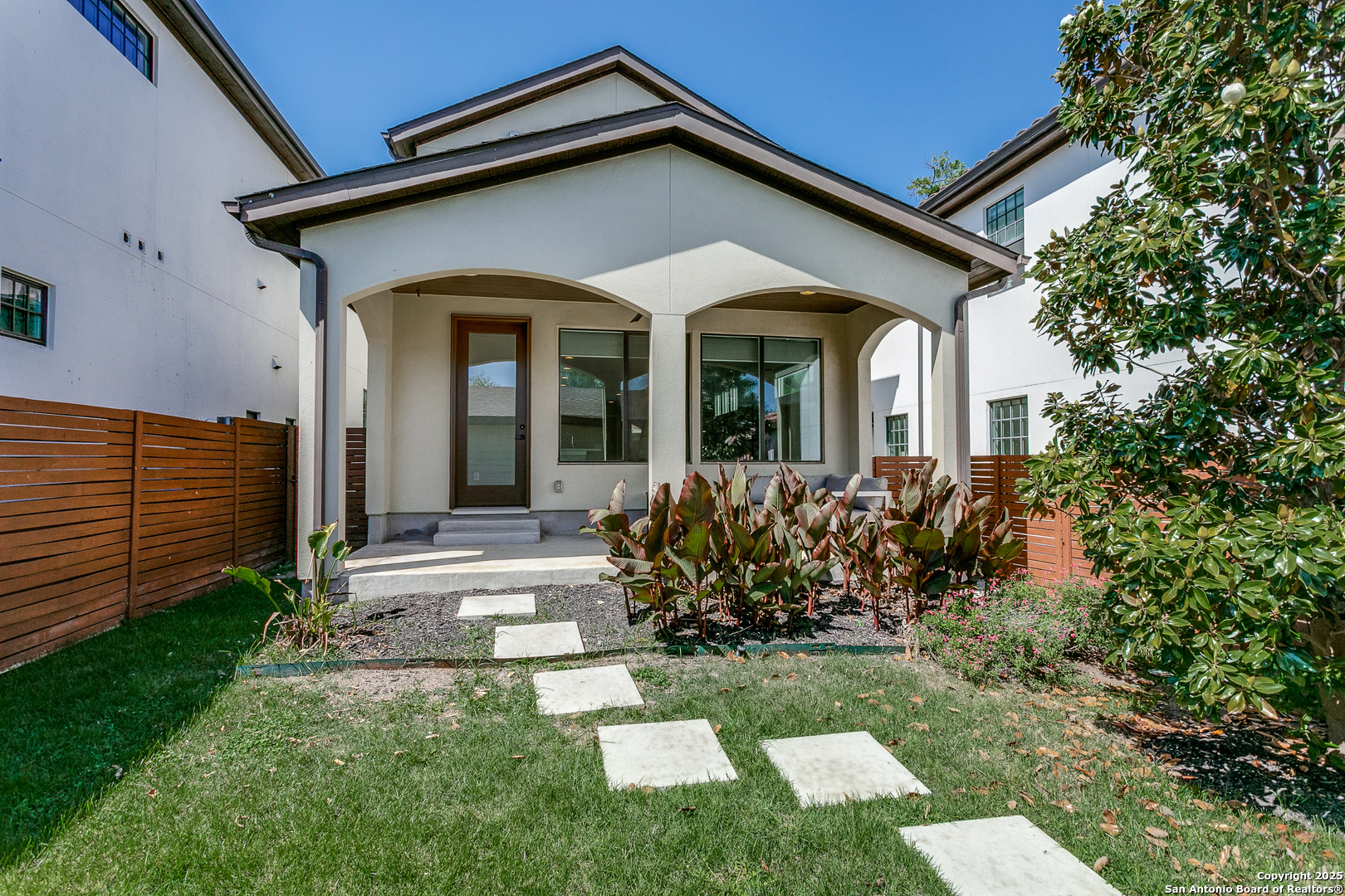 432 E Olmos