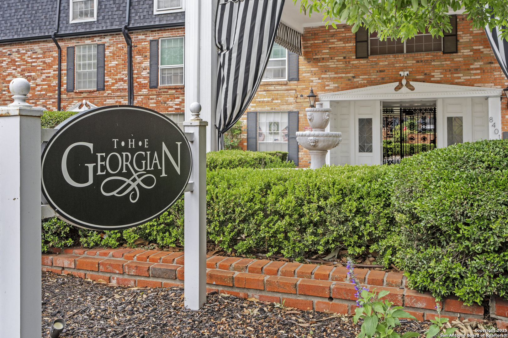 8401 N New Braunfels 201