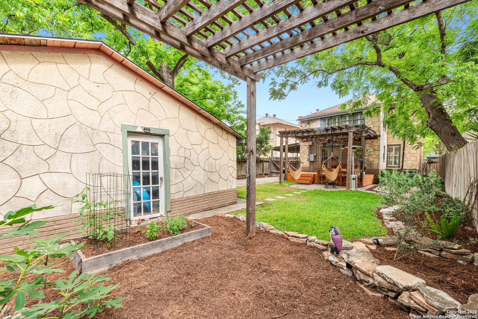 526 W SUMMIT