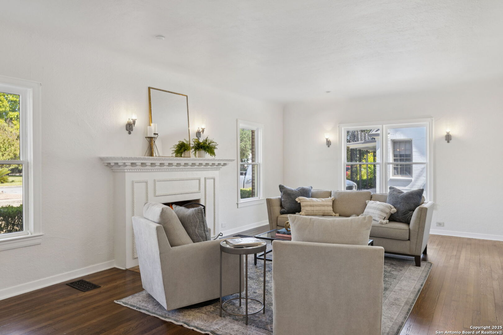2112 W Gramercy