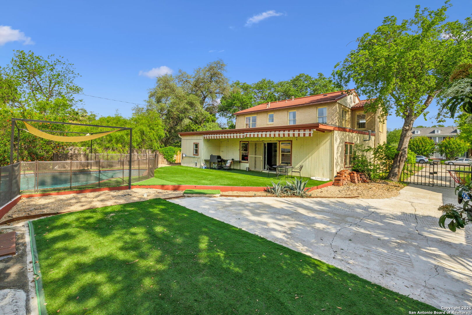 2112 W Gramercy