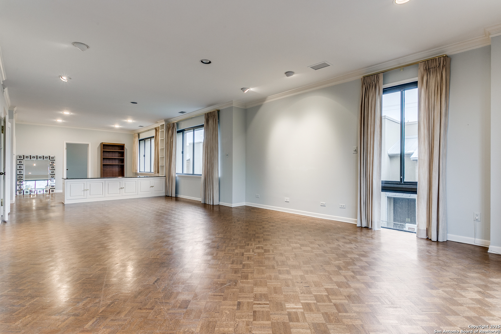 4001 N New Braunfels 202