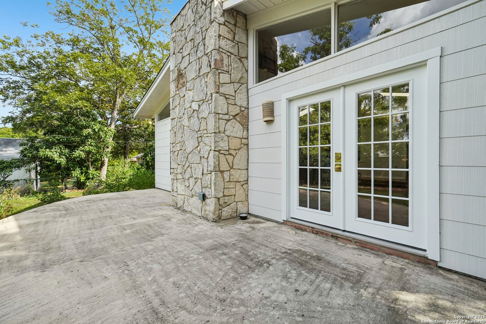 419 Woodcrest Dr