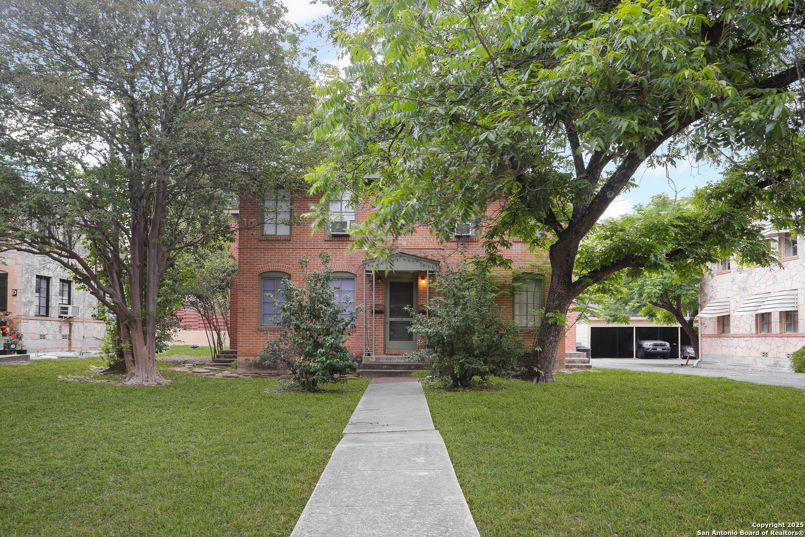 309 E Melrose