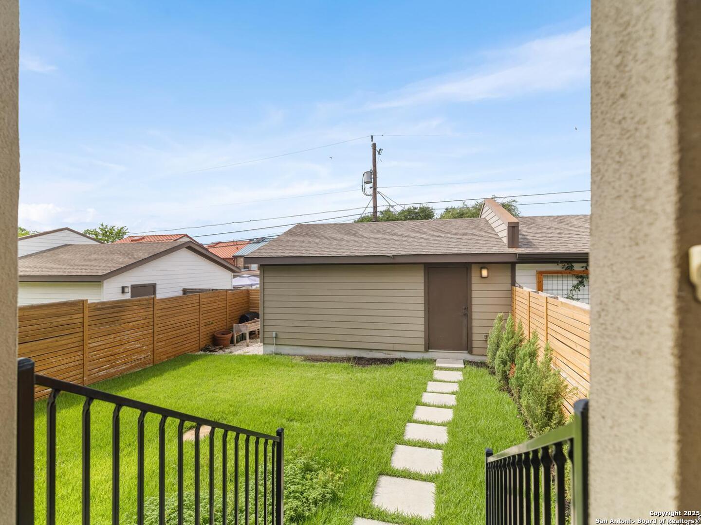 338 E Olmos