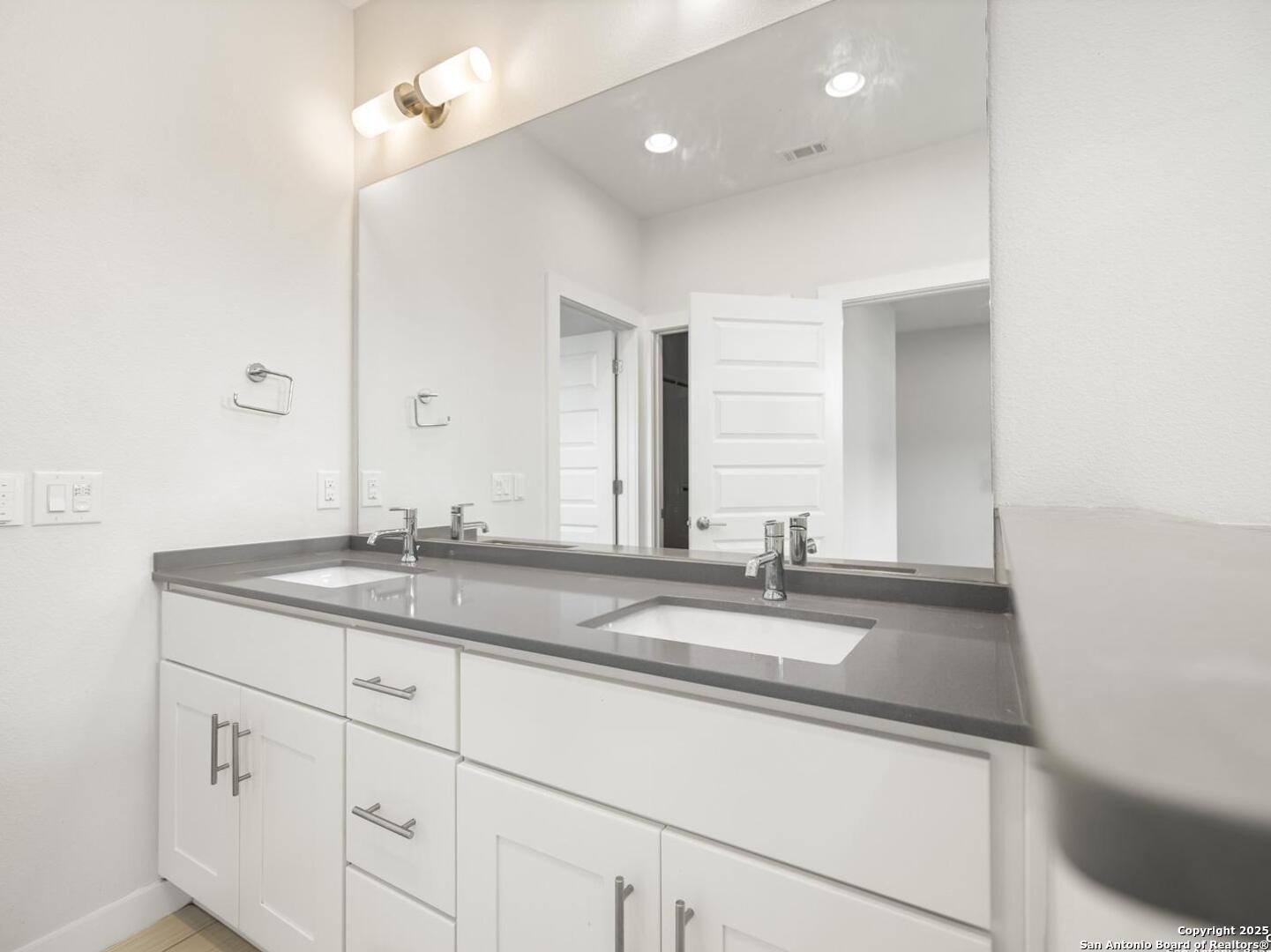 338 E Olmos